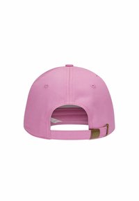 Rosa Baseballkappe mit einem Stoffriemen und einem Metallversteller auf der Rückseite. Das Design umfasst eine abgerundete Krone und genähte Details.