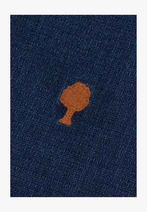 Tessuto blu navy con una trama testurizzata, caratterizzato da un design di un albero marrone ricamato. L'albero è centrato e ha una forma stilizzata.