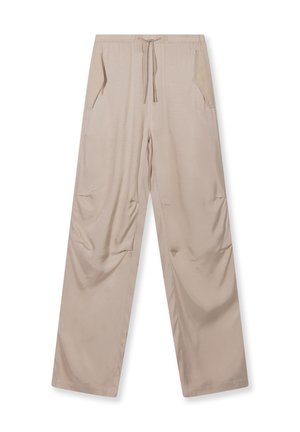 Pantaloni larghi beige realizzati in tessuto morbido, con cintura regolabile e due tasche laterali. Texture liscia con una vestibilità comoda.