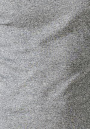 Maglietta grigia chiara realizzata in morbido cotone, con una texture liscia e un design attillato, caratterizzata da sottili variazioni di tonalità.