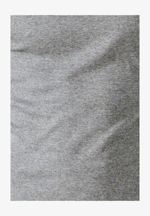 Maglietta grigia chiara realizzata in morbido cotone, con una texture liscia e un design attillato, caratterizzata da sottili variazioni di tonalità.