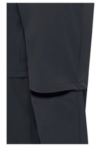 Zwarte broek met een rits rond het kniegewricht waardoor het onderste deel verwijderd kan worden en ze in een korte broek kunnen worden veranderd.