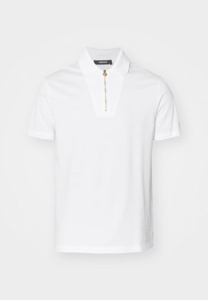 Weißes Poloshirt aus Baumwolle, mit Reißverschluss und einem markanten Kragen Design. Keine Muster oder Akzente sichtbar.