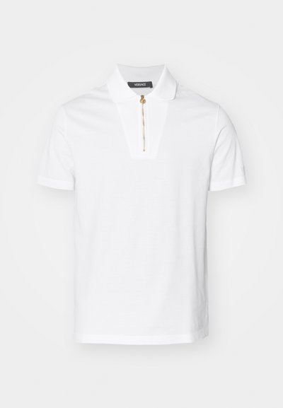 Weißes Poloshirt aus Baumwolle, mit Reißverschluss und einem markanten Kragen Design. Keine Muster oder Akzente sichtbar.