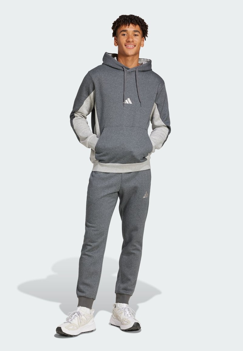 adidas Sportswear SPORTSWEAR FLEECE COLORBLOCK HOODED - Träningsset - dark grey heather