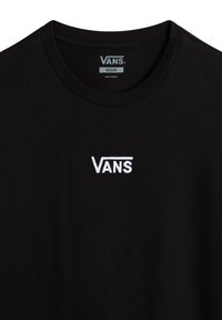 Sort bomuld t-shirt med rund hals og et hvidt broderet "VANS" logo på brystet. Blød tekstur, standard pasform.
