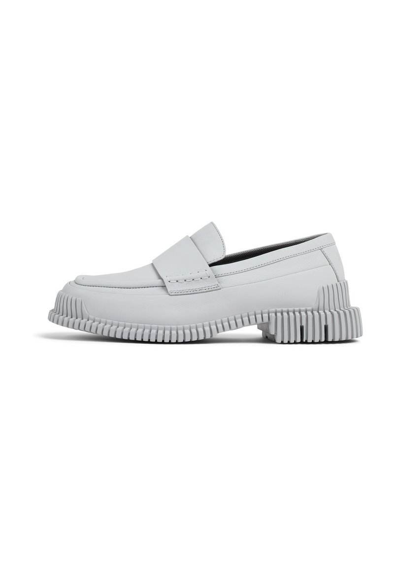 Mocassino in pelle grigia con punta arrotondata e suola in gomma spessa con bordo rigato. Il design include una larga fascetta sulla parte superiore del piede.