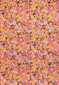 Tessuto floreale con sfondo arancione, caratterizzato da fiori vari di colore rosa, viola, giallo e dettagli in nero.