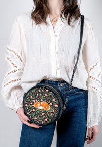 FABLE ENGLAND - SLEEPY FOX CIRCLE - Cross body bag - black Thumbnail Image 1