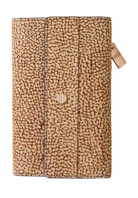 Portadocumentos en tela texturizada color crema con manchas marrones, que presenta un broche dorado y una etiqueta decorativa. Botón de cierre visible en el frontal.