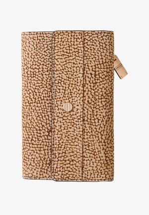 Documenthouder in gestructureerde crèmekleurige stof met bruine spikkels, voorzien van een gouden sluiting en accentlabel. Sluitknop aan de voorkant zichtbaar.