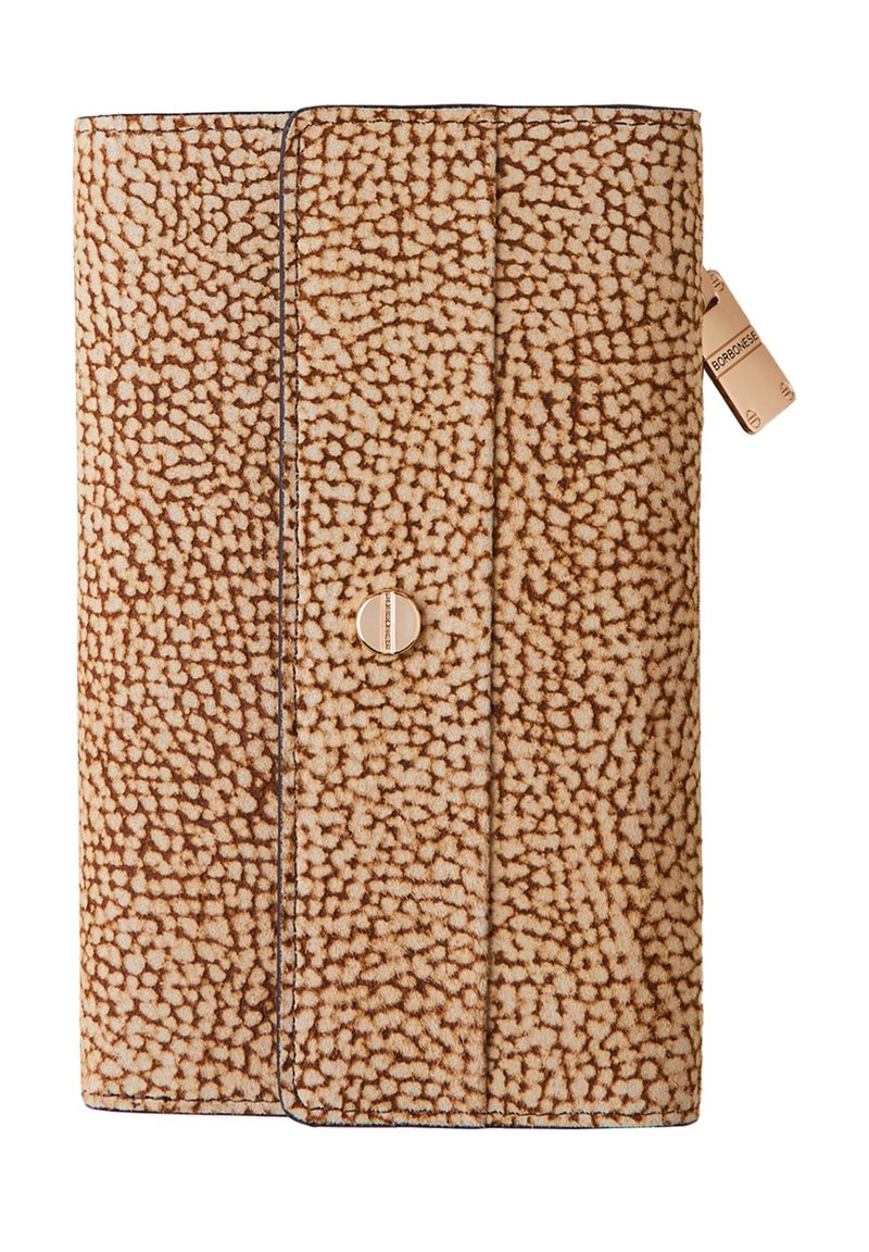 Portadocumentos en tela texturizada color crema con manchas marrones, que presenta un broche dorado y una etiqueta decorativa. Botón de cierre visible en el frontal.