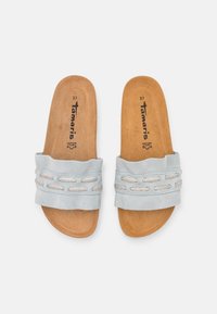 Helles blaues Wildleder-Slidesandalen mit dekorativen silbernen Akzenten und einer gepolsterten Innensohle aus braunem Leder. Größe 37. Glatte Textur.