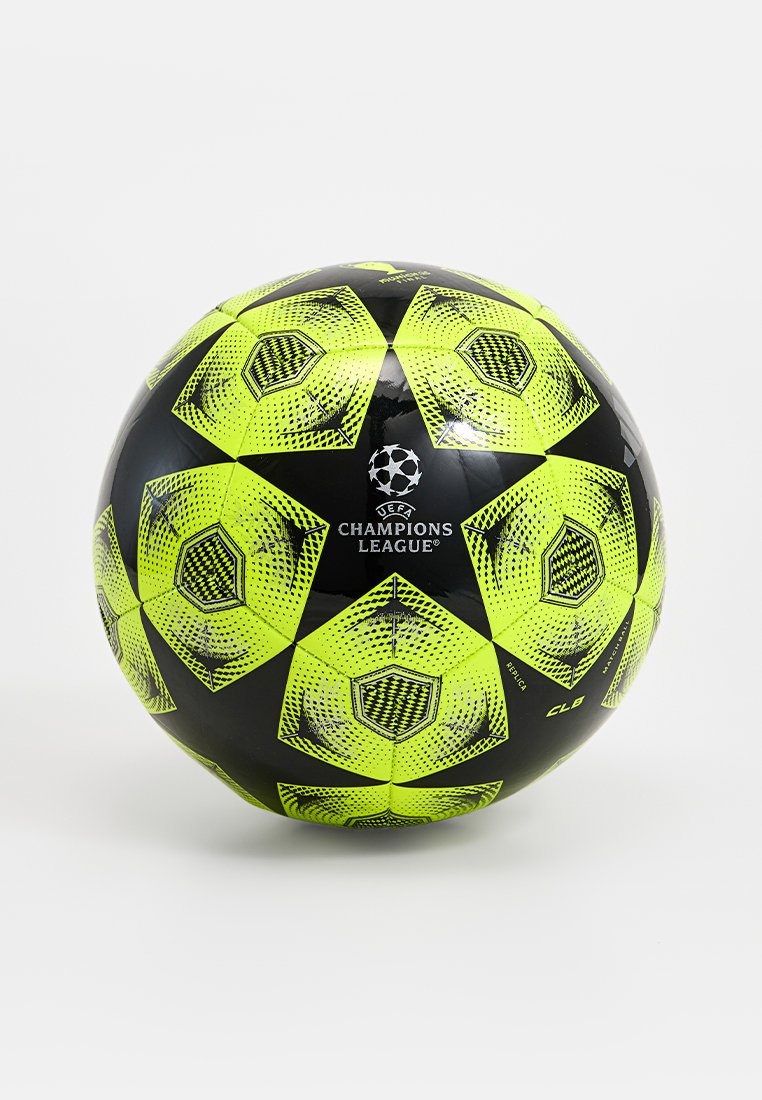 Pallone da calcio nero e giallo neon con motivi esagonali e pentagonali, superficie testurizzata e branding della UEFA Champions League.