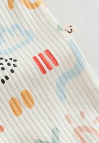 Baumwollstoff mit vertikalen Streifen, die ein farbenfrohes Muster abstrakter Formen in Blau, Rot, Schwarz, Orange und Grün zeigen. Weiche Textur.