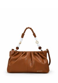 Bolso de mano de cuero marrón con un diseño fruncido, asa trenzada y cuentas decorativas. Cuenta con un cierre de cremallera y un detalle de logo.