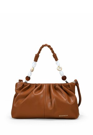 Bolso de mano de cuero marrón con un diseño fruncido, asa trenzada y cuentas decorativas. Cuenta con un cierre de cremallera y un detalle de logo.