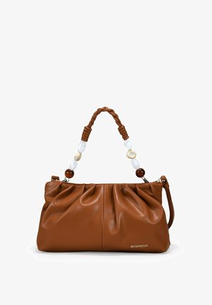 Bolso de mano de cuero marrón con un diseño fruncido, asa trenzada y cuentas decorativas. Cuenta con un cierre de cremallera y un detalle de logo.