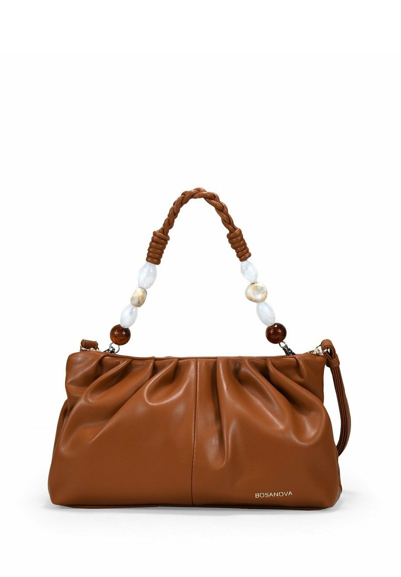 Bolso de mano de cuero marrón con un diseño fruncido, asa trenzada y cuentas decorativas. Cuenta con un cierre de cremallera y un detalle de logo.