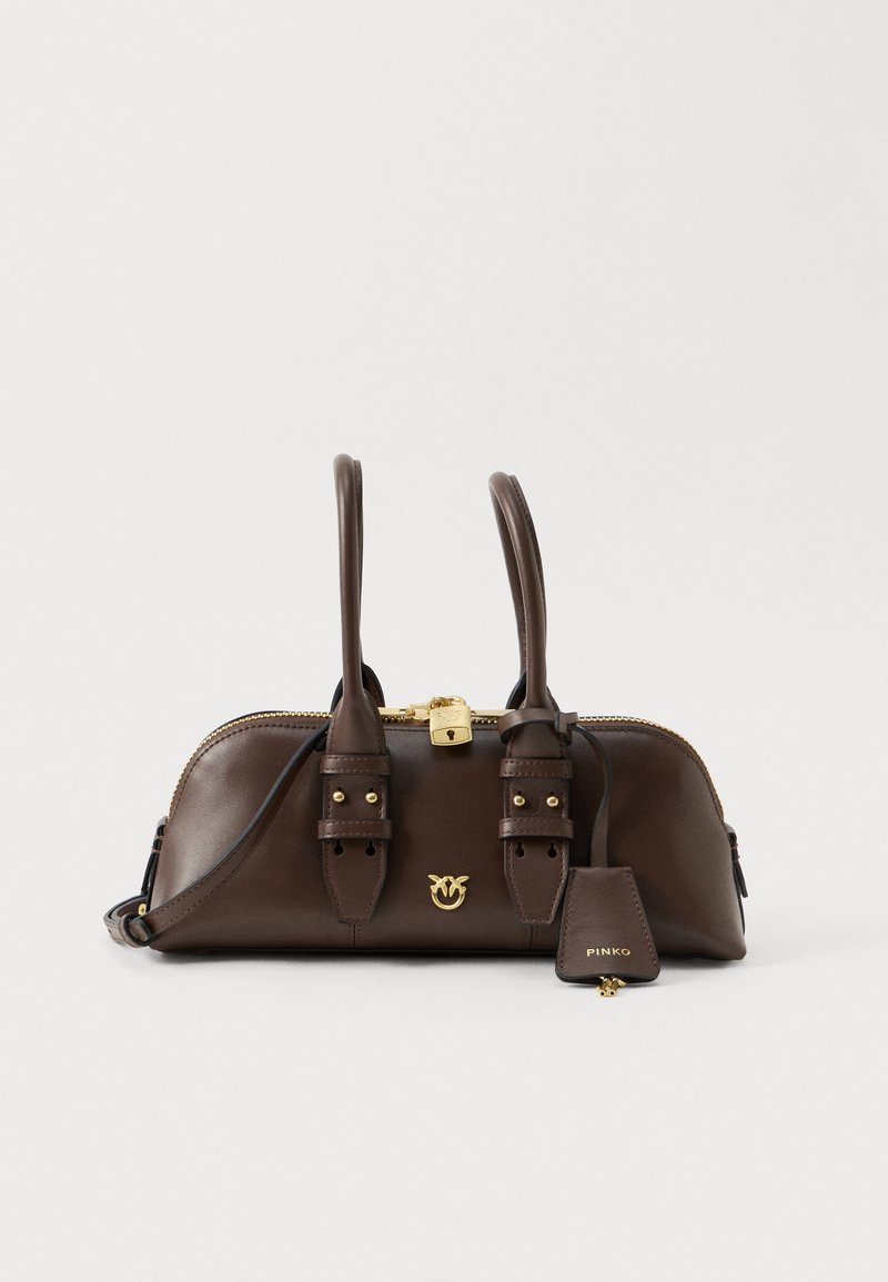 Borsa a mano in pelle marrone scuro con manici doppi, zip e lucchetto dorati, logo decorativo dorato e targhetta abbinata con il nome del marchio.