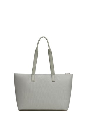 Sac fourre-tout gris clair avec deux longues poignées et une fermeture éclair sur le dessus, texture lisse, forme rectangulaire.