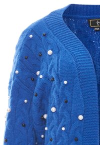 Cardigan blu lavorato a maglia con motivi a trecce, decorato con perle finte bianche e nere, con scollo a V e tessuto con texture.