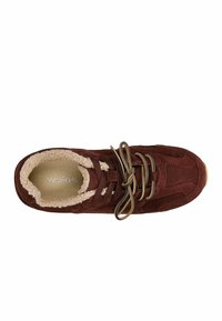 Sneaker in suede marrone con rivestimento in pelliccia beige, lacci beige e marrone annodati a fiocco e soletta testurizzata con la dicitura "wojas" all'interno.