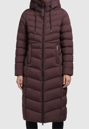 Manteau matelassé long pour femme en violet foncé avec capuche, fermeture éclair à l’avant, poches latérales et cordons au niveau du col.