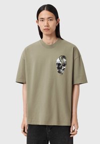 Olivengrøn bomulds-t-shirt med korte ærmer, rund halsudskæring, frontgrafik med en kranium og en slange, afslappet pasform, blød tekstur.