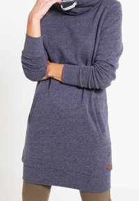 Sudadera con capucha en gris jaspeado oscuro, con un corte relajado, mangas largas, bolsillos frontales y detalle de cordón. Acabado de tejido texturizado.
