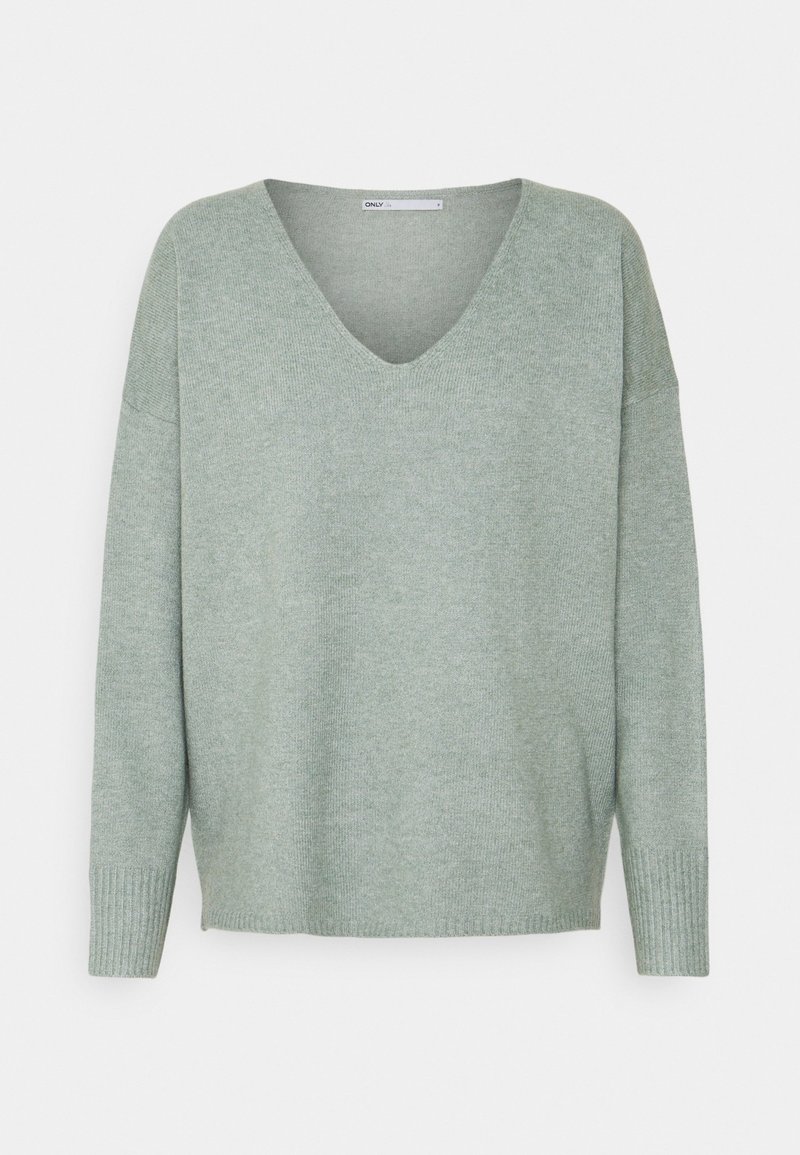 Pull vert clair, à col en V, avec des manches longues, des poignets côtelés et une coupe décontractée. Le tissu est doux avec une texture subtile.