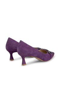 Scarpe con tacco in suede viola con una finitura testurizzata, punta arrotondata, tacco basso e dettagli decorativi di perline sul davanti.