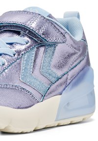 Lilla metallisk sneaker med blå accenter, tekstureret overdel, snørelukning og polstret krave. Har en lyseblå gennemsigtig hæl.