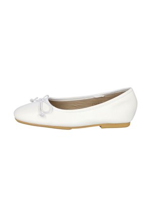 Bailarina blanca con punta redondeada, pequeño lazo en la parte delantera y suela plana color beige, vista de perfil sobre fondo blanco.