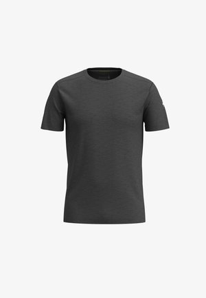 T-shirt à manches courtes gris foncé avec un col rond, présentant une texture subtile et un petit logo sur la manche gauche.