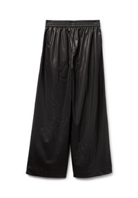 Černé syntetické kalhoty culottes s širokým střihem a elastickým pasem. Hladká textilie s lesklým povrchem a bez viditelných vzorů.