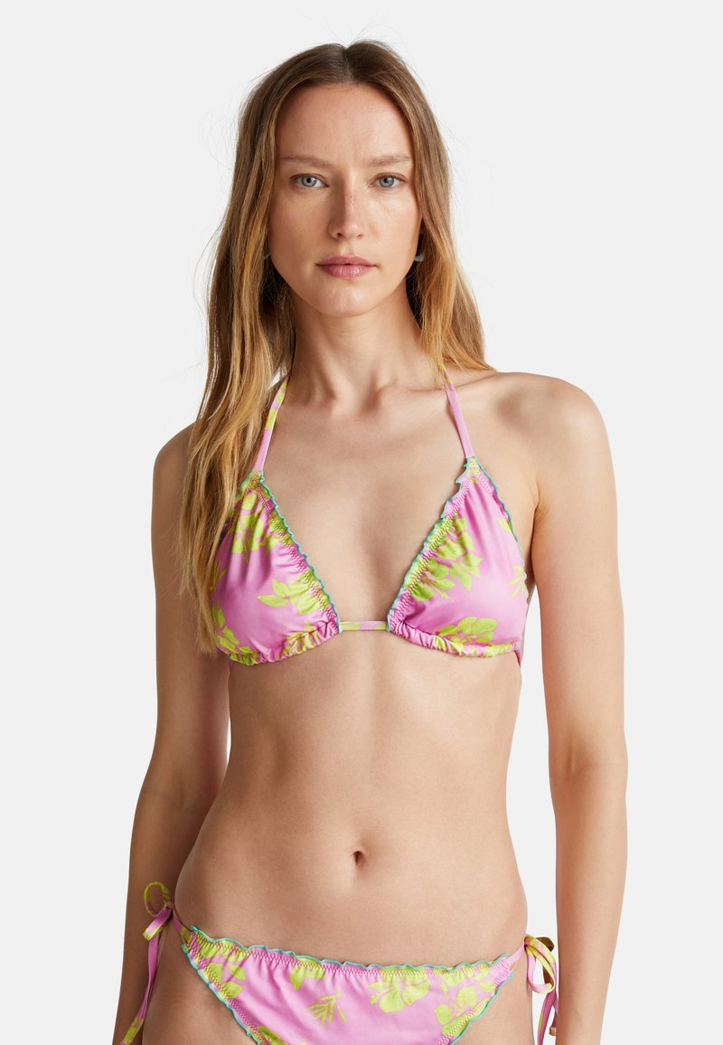 Růžový květinový bikini s trojúhelníkovým topem a zelenými akcenty, s nařasenou texturou a nastavitelnými šňůrkami na stranách spodního dílu.