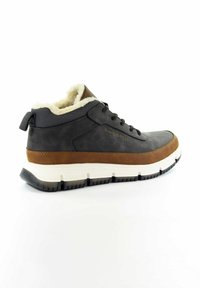 Ciemnoszare i brązowe zimowe sneakersy z białą podeszwą, czarnym bieżnikiem, sznurowanym przodem i kremowym futerkiem widocznym przy kołnierzu.