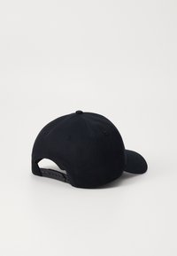 Svart baseballcaps laget av stoff med buet visir, justerbar snapback-lukking bak, og en jevn, teksturert overflate.