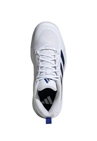 Biały but sportowy z siateczkowym i syntetycznym materiałem, z granatowymi akcentami, sznurowany, z gumową podeszwą zapewniającą przyczepność.