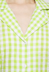 Monki Vestido camiseiro - green