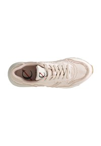 Rosa mockaskinnssneakers med en texturerad design, rund tå, vadderad plös och en kontrasterande logotyp på plösen. Gummiyttersula, snörning.