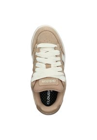 Beige sneaker met een bovenwerk van suède en mesh, witte veters en een gevoerde tong. Voorzien van een zwarte geperforeerde binnenzool en "cloudfoam" branding.