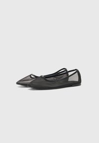 Sorte mesh ballet flats med spiss tå, slip-on-design og fleksibel gummisåle. Har et gjennomsiktig overmateriale og minimalistiske detaljer.