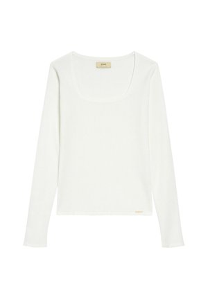 Biała, prążkowana koszula z długim rękawem, z okrągłym dekoltem i małą beżową metką marki przy dolnym brzegu na jednolitym białym tle.