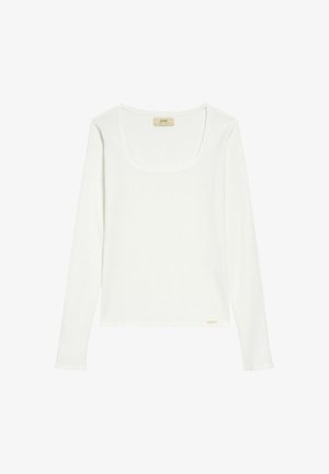 Biała, prążkowana koszula z długim rękawem, z okrągłym dekoltem i małą beżową metką marki przy dolnym brzegu na jednolitym białym tle.