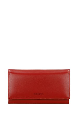 Portefeuille en cuir rouge avec une texture lisse, de forme rectangulaire et au design plié. Présente un logo embossé à l'avant. Taille compacte.