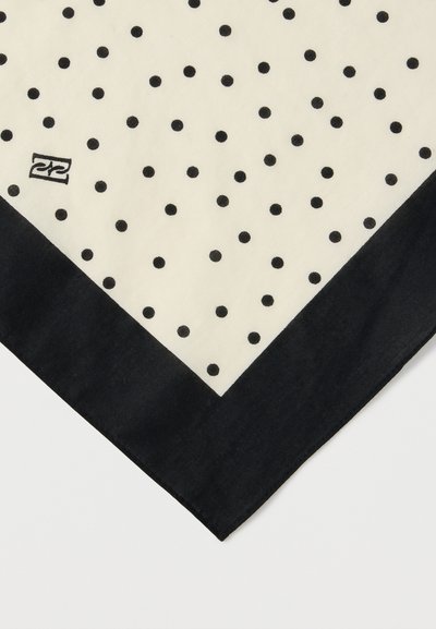 Λευκό ύφασμα με μαύρα πουά, μαύρο περίγραμμα και ένα μικρό μαύρο κεντημένο λογότυπο κοντά στη γωνία.