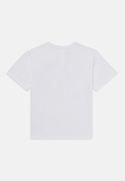 Camiseta de algodón blanca, de mangas cortas, cuello redondo, diseño liso, textura suave, vista trasera, sin gráficos ni patrones.