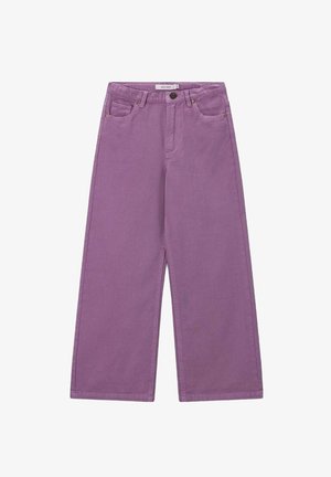 Lilla jeans med vide ben, foran knap, lynlås, bæltestropper og lommer foran og bagpå, lagt fladt på en hvid baggrund.